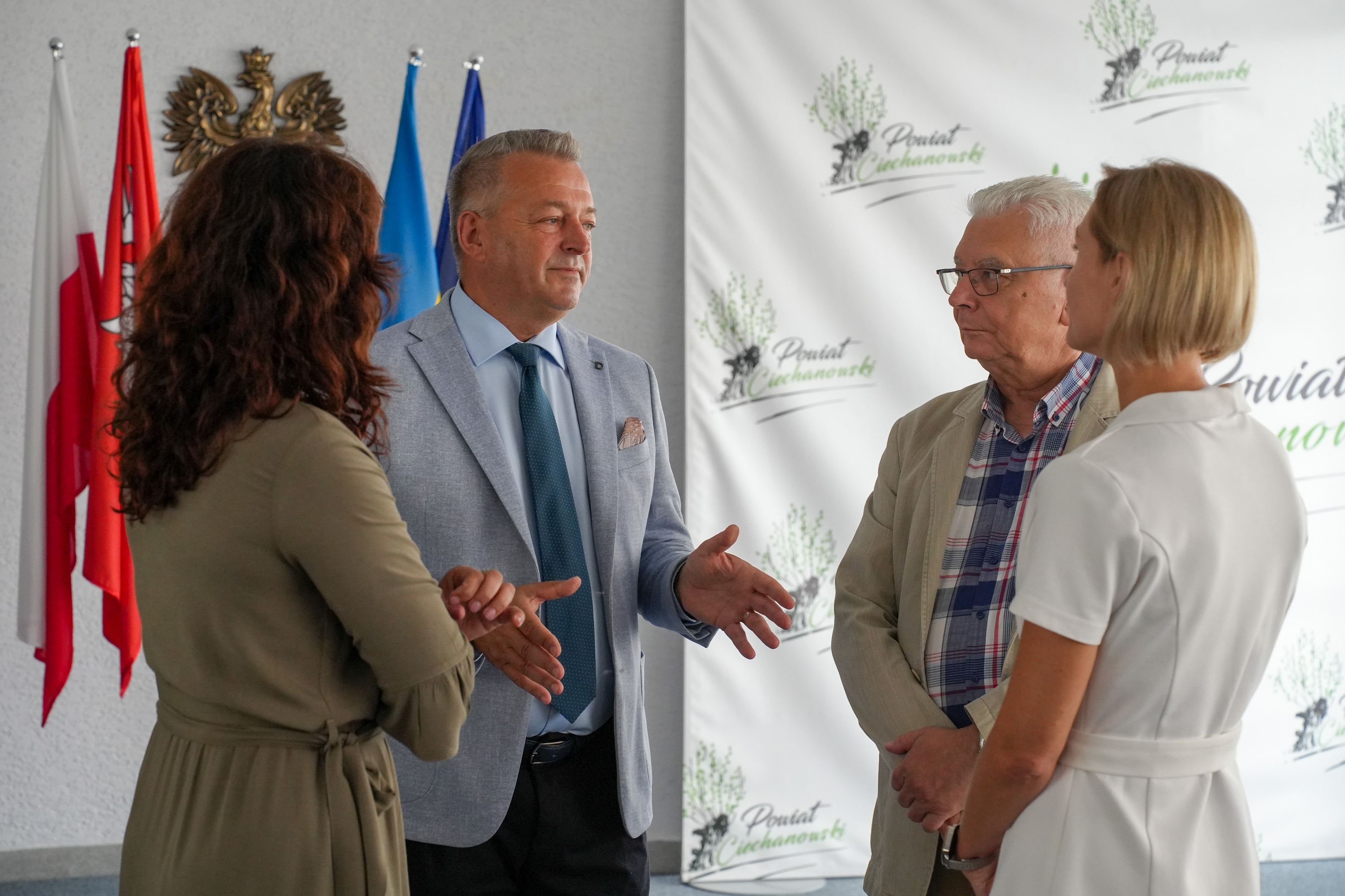 Poniedziałek dobrych wiadomości. 440 tysięcy zł wsparcia dla Samorządów i OSP Powiatu Ciechanowskiego