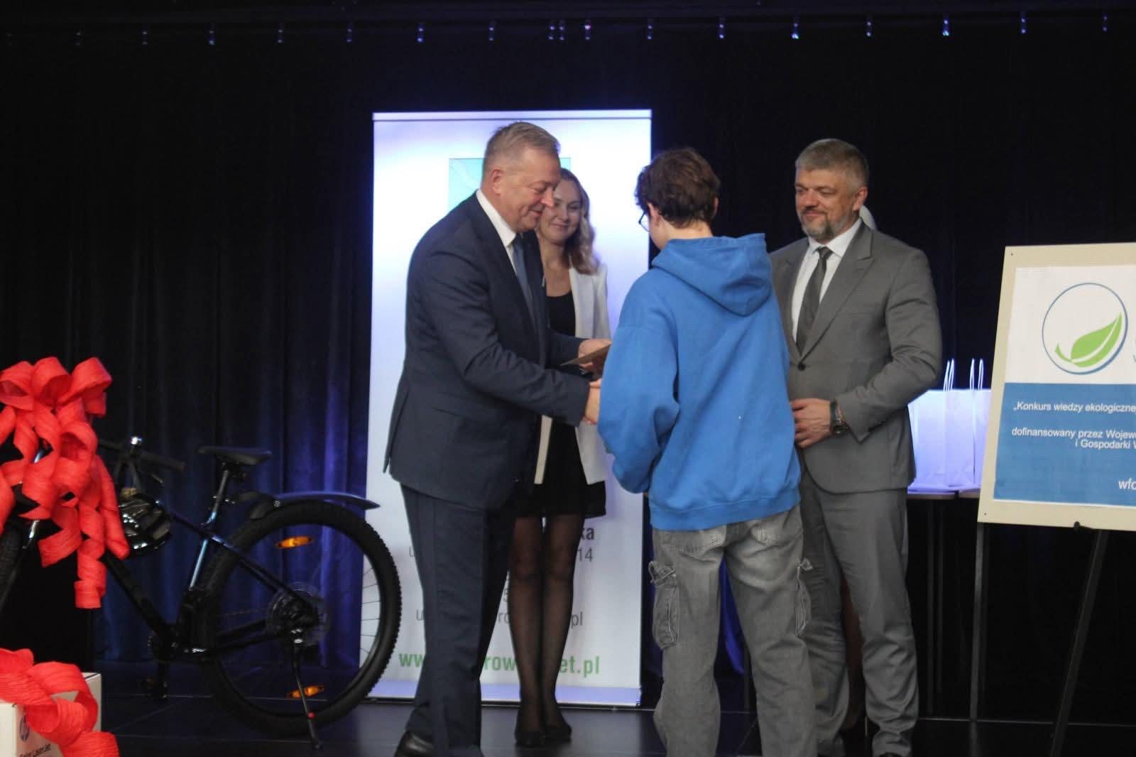 Młodzi z ekologią za pan brat! Nagrody w konkursie ekologicznym w Dąbrówce